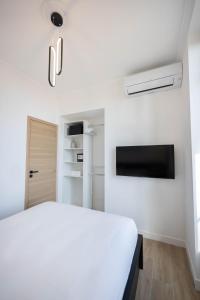 Posteľ alebo postele v izbe v ubytovaní MONACO SEA VIEW APARTMENTS