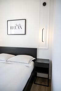 Posteľ alebo postele v izbe v ubytovaní MONACO SEA VIEW APARTMENTS