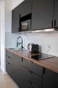 Kuchyňa alebo kuchynka v ubytovaní MONACO SEA VIEW APARTMENTS