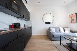 Kuchyňa alebo kuchynka v ubytovaní MONACO SEA VIEW APARTMENTS