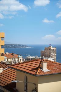 widok na ocean z dachów budynków w obiekcie MONACO SEA VIEW APARTMENTS w mieście Beausoleil