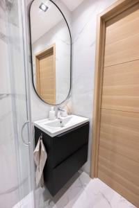łazienka z umywalką i lustrem w obiekcie MONACO SEA VIEW APARTMENTS w mieście Beausoleil +34 zdjęcia