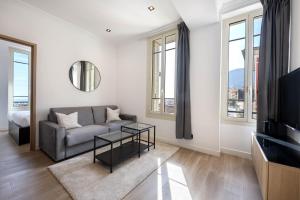 Televízia a/alebo spoločenská miestnosť v ubytovaní MONACO SEA VIEW APARTMENTS