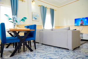 uma sala de estar com um sofá e uma mesa em Appartement Avec vue panoramique em Yaoundé