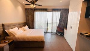 Letto o letti in una camera di 21st Floor SkyStudio Suite with Balcony