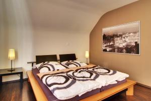 1 dormitorio con 1 cama grande con una foto en la pared en Ferienwohnung Hornisgrindeblick, en Obersasbach