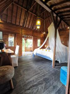 sypialnia z hamakiem w pokoju w obiekcie Villa Aris w mieście Munggu