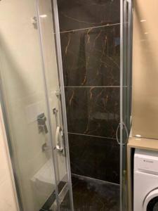 um chuveiro com uma porta de vidro na casa de banho em EGE BIRLIK em Kusadasi