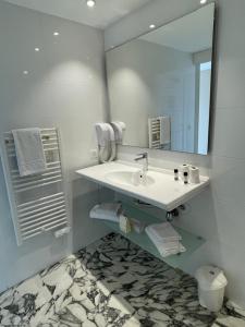 Koupelna v ubytování Hotel Abrial + 37 fotografií
