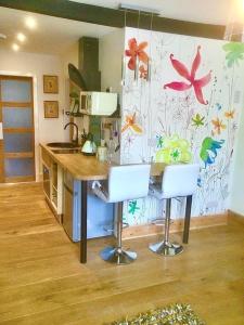 una cucina con tavolo e due sedie di HENWICK HOUSE Beautiful flat,Private parking, short walk to town a Ludlow