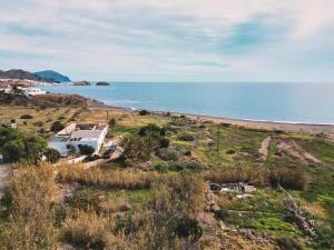 widok na plażę z oceanem w tle w obiekcie Cortijo El Guarda w mieście Almería