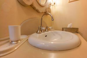 A bathroom at Gallery Guesthouse