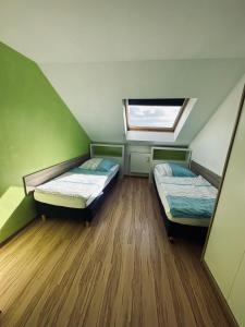 ブレーマーハーフェンにあるMonteurwohnungen Hanseatの窓付きの小さな部屋のベッド2台