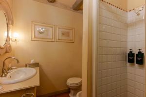 A bathroom at Gallery Guesthouse