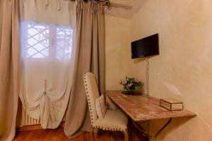 A television and/or entertainment centre at Gallery Guesthouse
