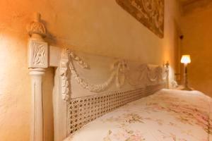 A bed or beds in a room at Gallery Guesthouse