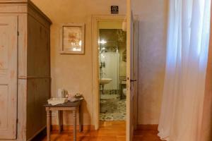 A bathroom at Gallery Guesthouse