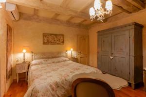 A bed or beds in a room at Gallery Guesthouse