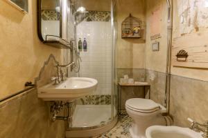 A bathroom at Gallery Guesthouse