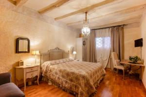 A bed or beds in a room at Gallery Guesthouse