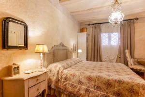 A bed or beds in a room at Gallery Guesthouse