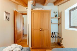 ゼーフェルト・イン・チロルにあるApartment Alexander by MoniCareの木製のキャビネットとドアが備わる部屋