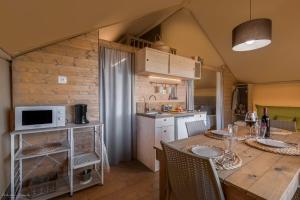 eine Küche mit einem Holztisch mit Stühlen und einem Esszimmer in der Unterkunft Podere Cortesi in Santa Luce