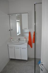 Fotografie z fotogalerie ubytování Apartment near Dusan Dzamonja Sculpture Park in Fontane v destinaci Funtana