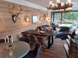 um restaurante com duas mesas e cadeiras num quarto em The Lodge at Bad Gastein em Bad Gastein