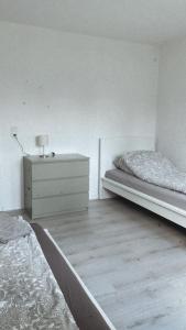 1 dormitorio con 2 camas y vestidor en Ferienwohnung Frieda, en Delmenhorst