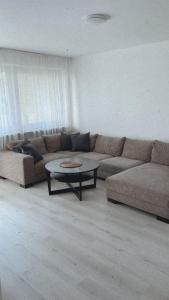 sala de estar con sofá y mesa en Ferienwohnung Frieda, en Delmenhorst