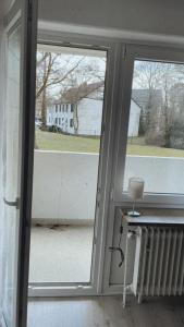 ventana en una habitación con radiador y lámpara en Ferienwohnung Frieda, en Delmenhorst