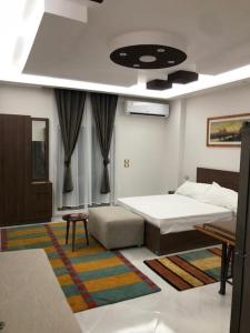 1 dormitorio con cama, sofá y mesa en SKY Management, en Hurghada