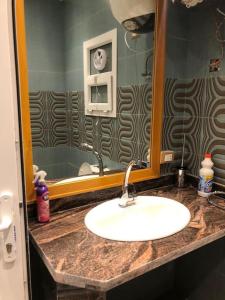 SKY Management في الغردقة: حمام مع حوض ومرآة