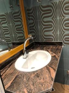 SKY Management في الغردقة: بالوعة الحمام مع وجود صنبور على المنضدة