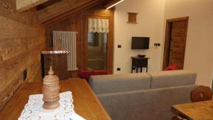 a living room with a couch and a table at Pila appartamenti La taverna Peroulaz in Charvensod
