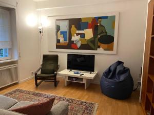 sala de estar con sofá y TV en DOMUS B Corso Francia apartment, en Roma