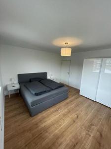 1 dormitorio con 1 cama en una habitación con suelo de madera en Air Apartments 9, en Bremen