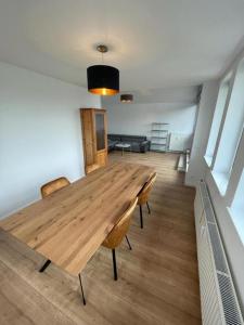 una gran mesa de madera en una habitación con sofá en Air Apartments 9, en Bremen