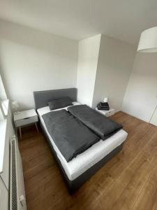 1 dormitorio con 1 cama y 2 mesitas de noche en Air Apartments 9, en Bremen