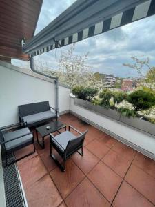 patio con mesa y sillas en el balcón en Air Apartments 9, en Bremen
