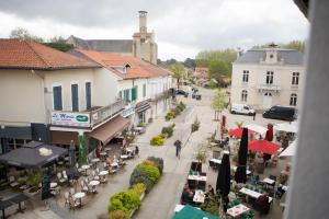 une vieille ville avec une rue avec des tables et des chaises dans l'établissement * Capbreton * T3 * Hypercentre * Plage * Famille, à Capbreton