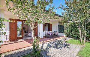 a home with a patio with a table and chairs at VILLA MAGNOLIA vicino al mare in Isola Albarella