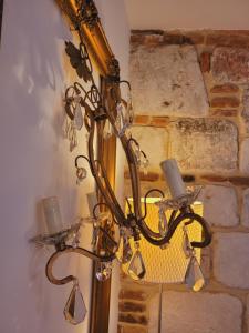 um lustre num quarto com uma parede de tijolos em -La Batisse -Parking privé -Coeur historique - La Clef de Honfleur em Honfleur