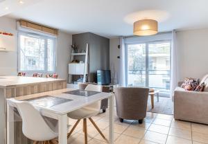 安錫的住宿－Le chant du Thiou : Au calme et au centre d'Annecy，厨房以及带桌椅的起居室。