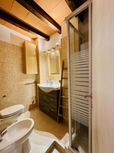 bagno con servizi igienici e lavandino di New Street House a Parma