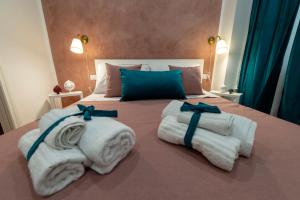 Una cama con toallas y arcos. en Claire, en Gallipoli