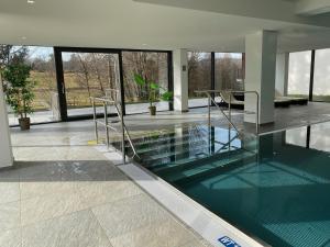 uma piscina numa casa com piso de vidro em Koenigs Appartement mit Pool em Schluchsee