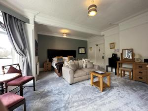Ruang duduk di Craig-y-Dderwen Riverside Hotel