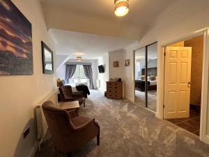 Ruang duduk di Craig-y-Dderwen Riverside Hotel
